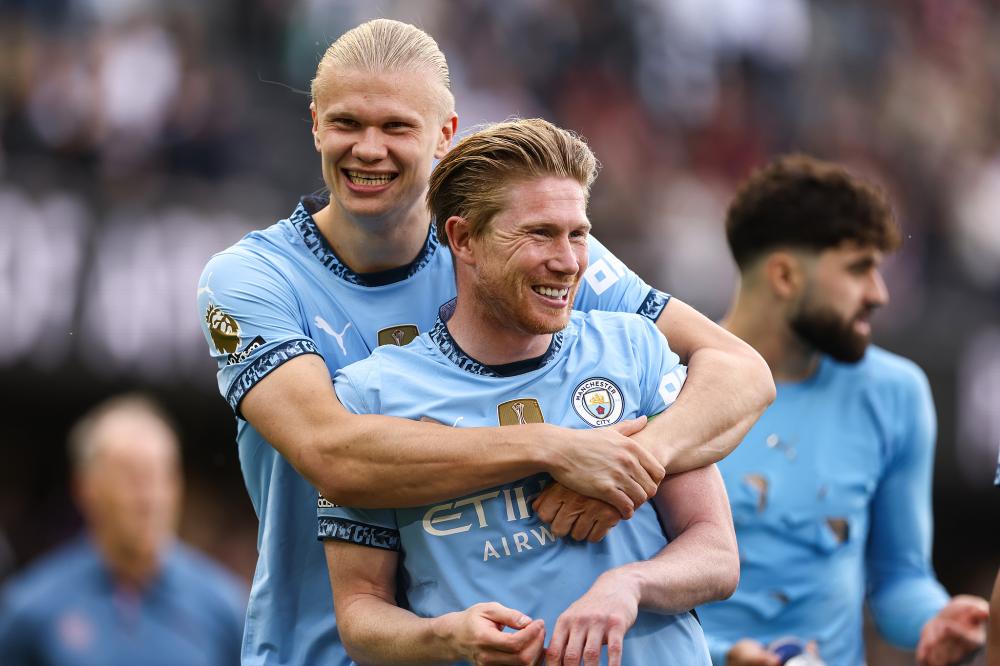 墨西哥一处世界杯训练场地状况百出：一角长满了树，边线是弯的